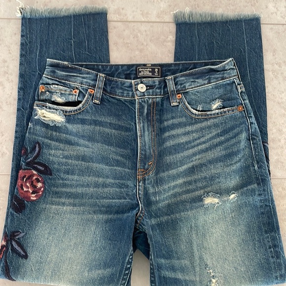 Abercrombie & Fitch Annie Girlfriend jeans distressing & floral embroidery 2/26R - Picture 1 of 16